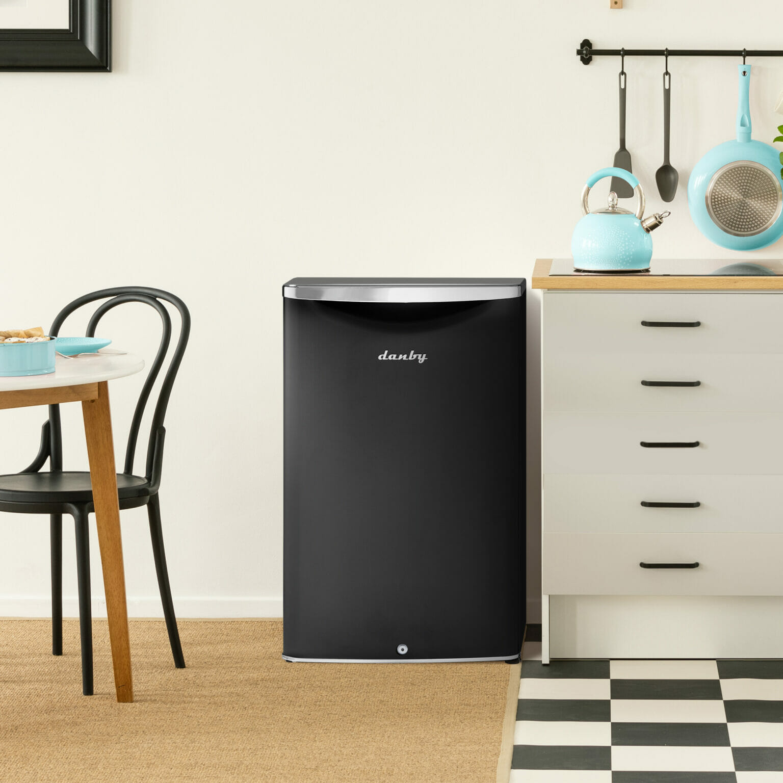Danby 4.4 cu. ft. Retro Compact Fridge in Midnight Black DAR044A6MDB